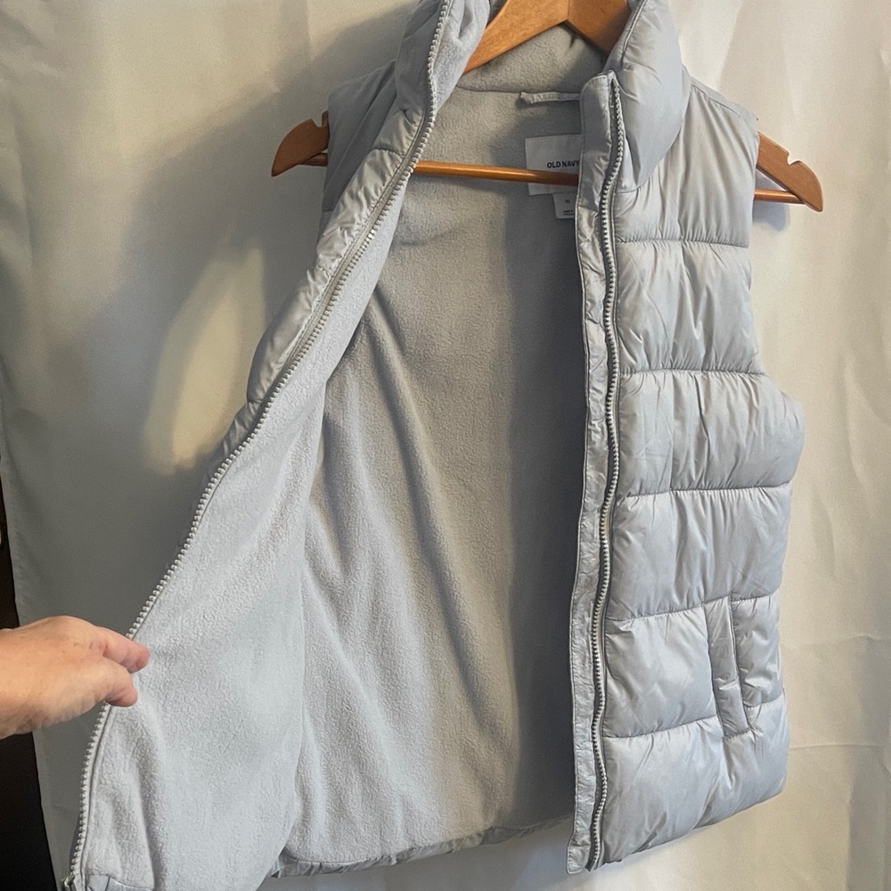 Old Navy Daylight Gray Puffer Vest XS Like New! - Picture 5 of 11